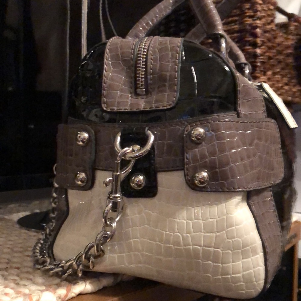 Guess - Picture 7 of 10